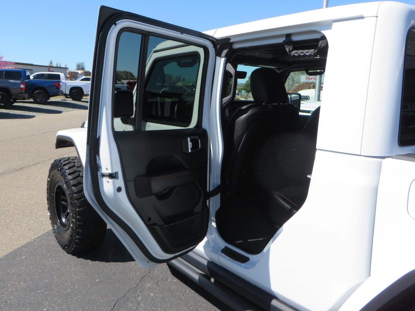 2021 White /Black Jeep Gladiator Mojave (1C6JJTEG5ML) with an 3.6L V6 DOHC 24V engine, automatic transmission, located at 2630 Grass Valley Highway, Auburn, CA, 95603, (530) 508-5100, 38.937893, -121.095482 - Mojave Edition Gladiator with 17" KMC wheels, 37" Cooper STT Pro tires, front bumper, Badlands winch, removable front license plate, and rock sliders. - Photo#39